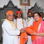 पार्श्वगायिका अनुराधा पौडवाल ने किए श्रीनाथजी के दर्शन